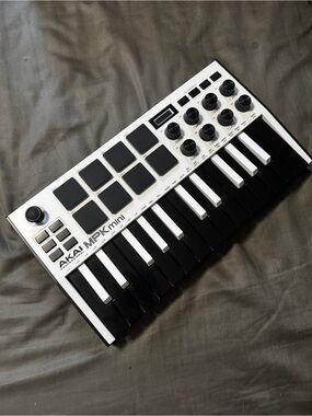 Akai Professional MPK mini 25-Key USB MIDI Controller w Pads Arp